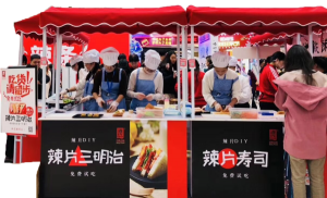 厘革年 建设全资子公司鉴黑担保网传媒，，，致力于营销立异、渠道立异、消耗者效劳 大单品战略确定，，，准备速食、高卵白制品生产线 产品外贸出海元年，，，建设外贸部，，，结构跨境电商